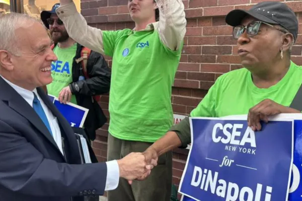 Tom DiNapoli shaking hands with CSEA member