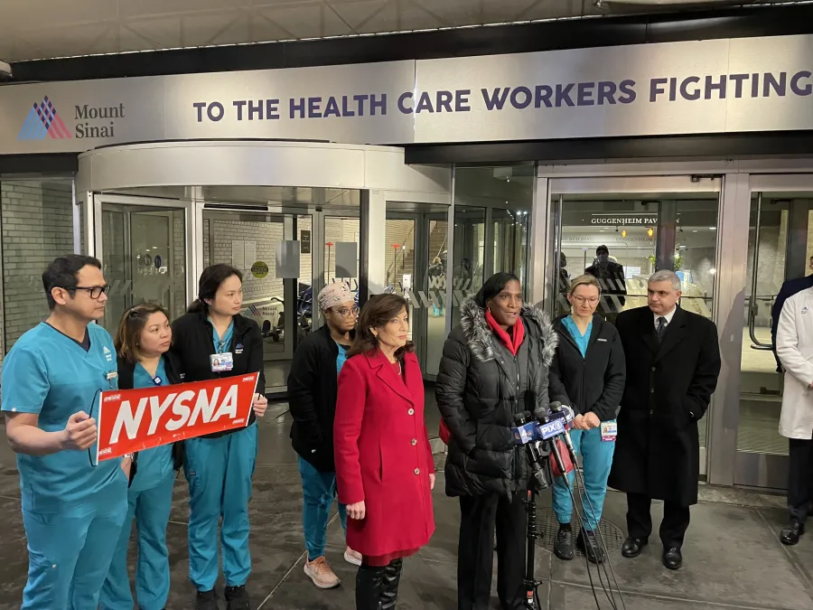 NYSNA members, NYSNA President, NY Governor, NYS AFL-CIO President standing outside hospital
